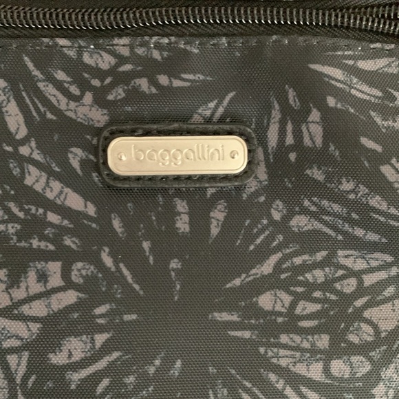 NWOT Baggallini Go Bagg in Onyx Floral - Picture 5 of 9